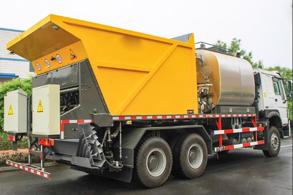 Synchronous chip sealing truck_3